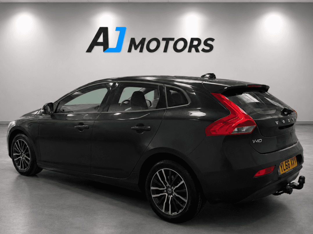 A 2017 VOLVO V40 2.0 T2 Momentum Hatchback 5dr Petrol Manual Euro 6 (s/s) (122 ps) A 2017 VOLVO V40 2.0 T2 Momentum Hatchback 5dr Petrol Manual Euro 6 (s/s) (122 ps)
