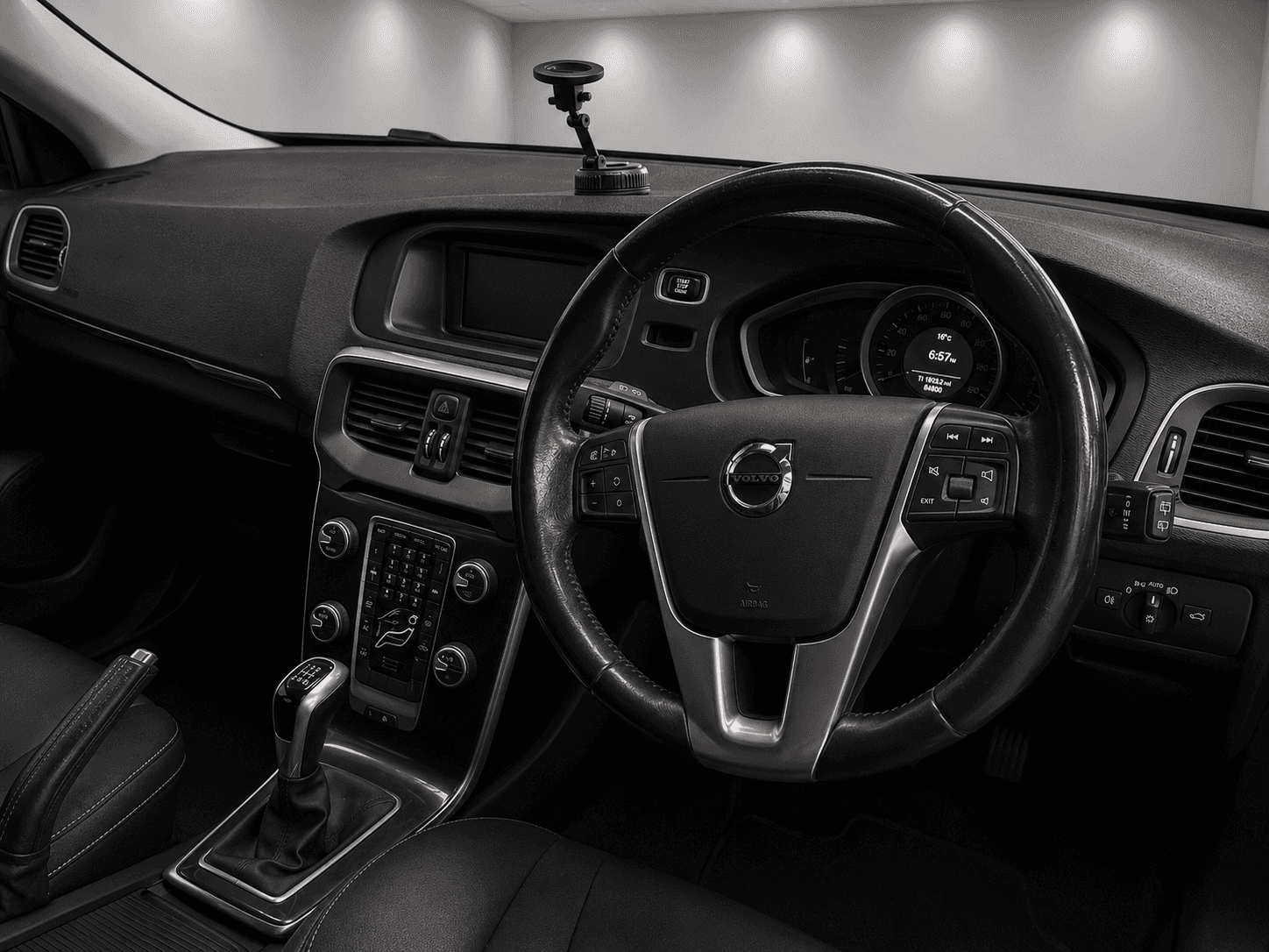 2017 VOLVO V40 2017 VOLVO V40