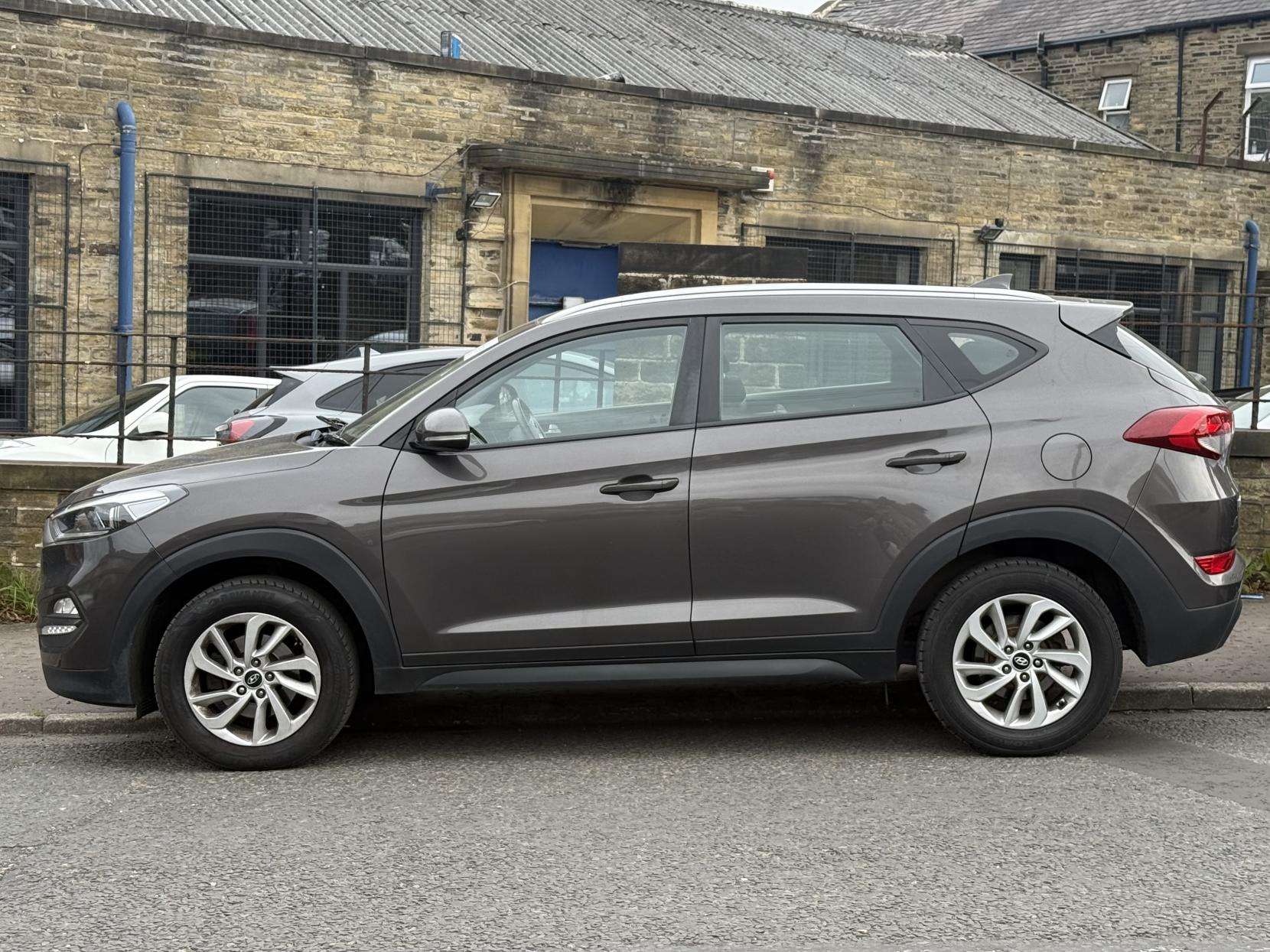 A 2017 HYUNDAI TUCSON 1.6 GDi Blue Drive SE Nav SUV 5dr Petrol Manual Euro 6 (s/s) (132 ps) A 2017 HYUNDAI TUCSON 1.6 GDi Blue Drive SE Nav SUV 5dr Petrol Manual Euro 6 (s/s) (132 ps)