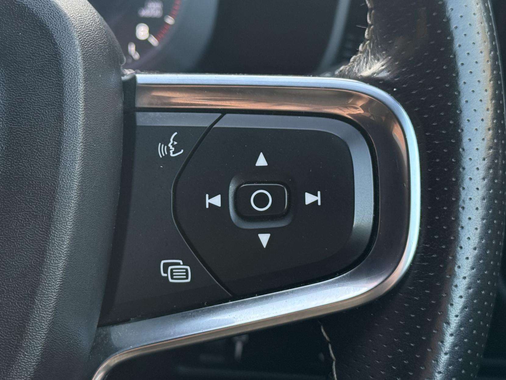 2020 VOLVO XC40 2020 VOLVO XC40