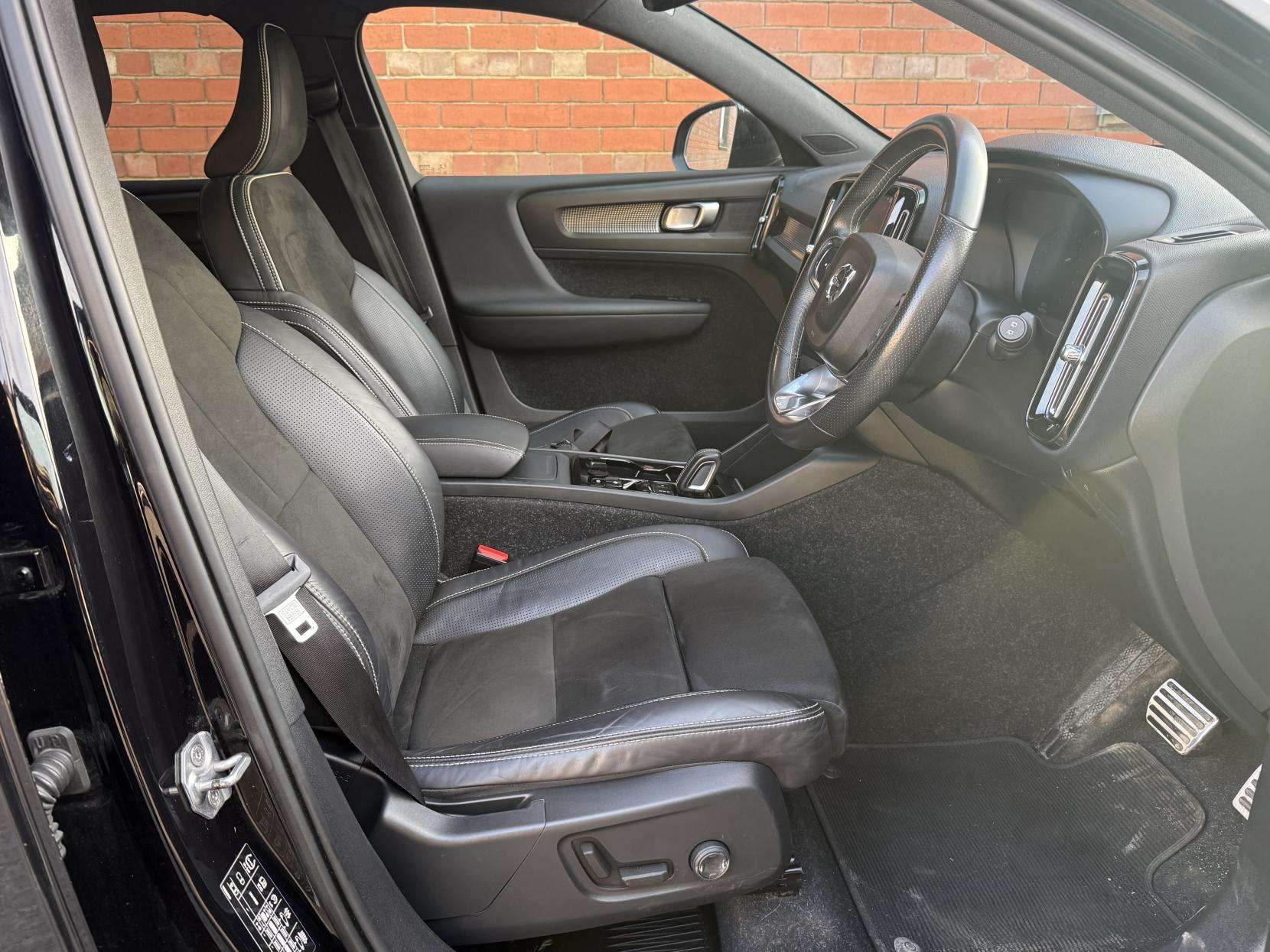 2020 VOLVO XC40 2020 VOLVO XC40