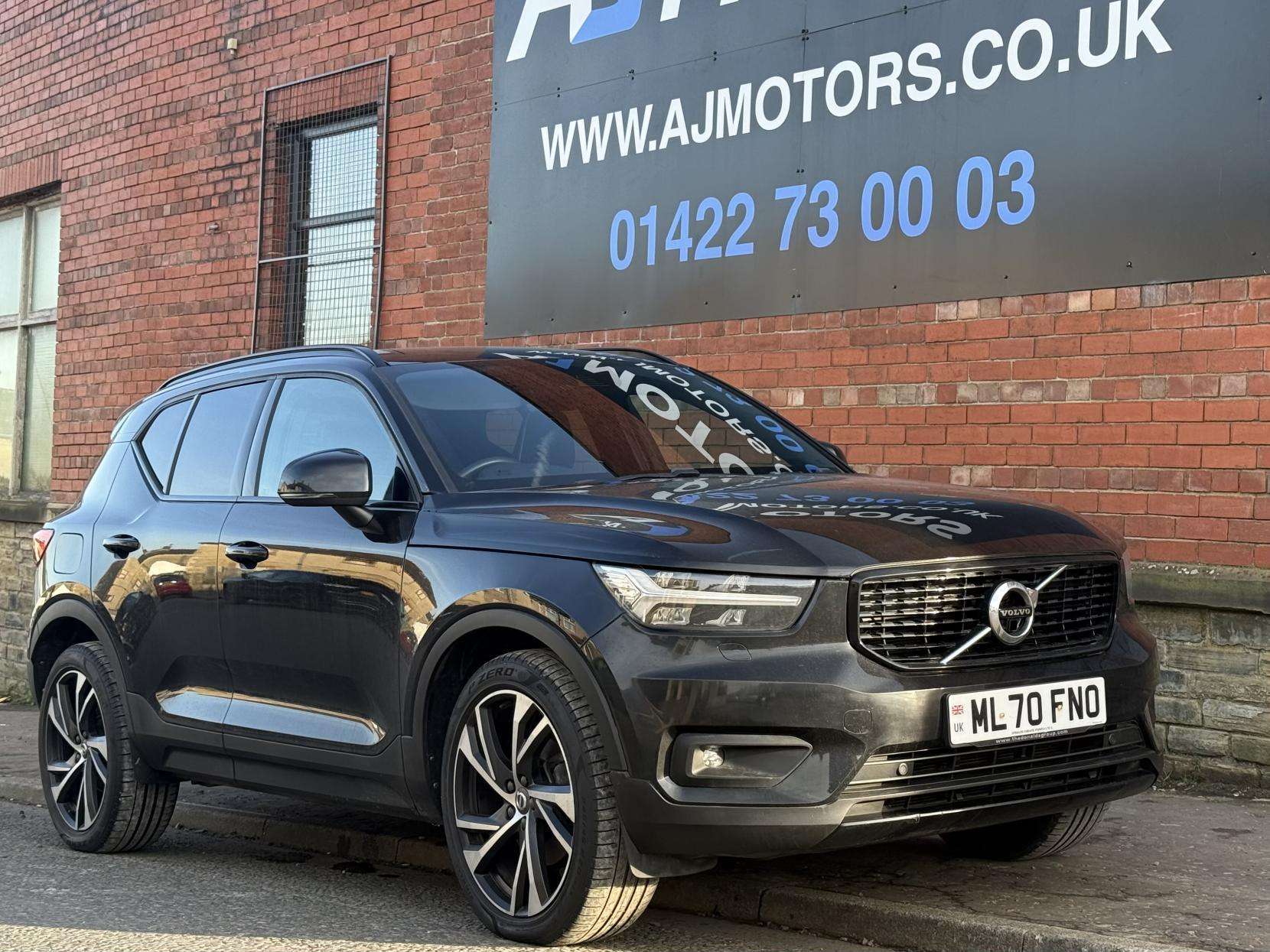 A 2020 VOLVO XC40 2.0 B4 MHEV R-Design Pro SUV 5dr Petrol Hybrid Auto Euro 6 (s/s) (197 ps) A 2020 VOLVO XC40 2.0 B4 MHEV R-Design Pro SUV 5dr Petrol Hybrid Auto Euro 6 (s/s) (197 ps)