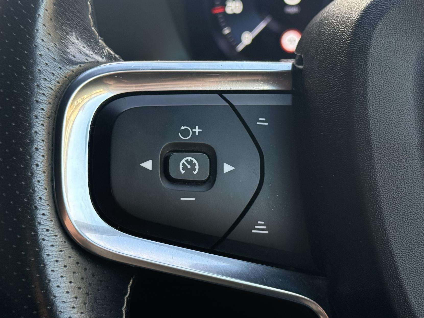 2020 VOLVO XC40 2020 VOLVO XC40