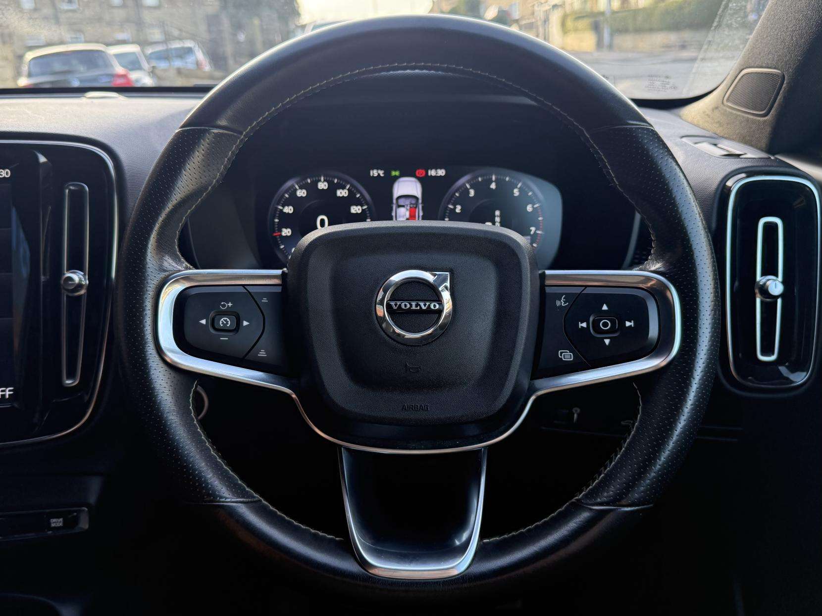 2020 VOLVO XC40 2020 VOLVO XC40