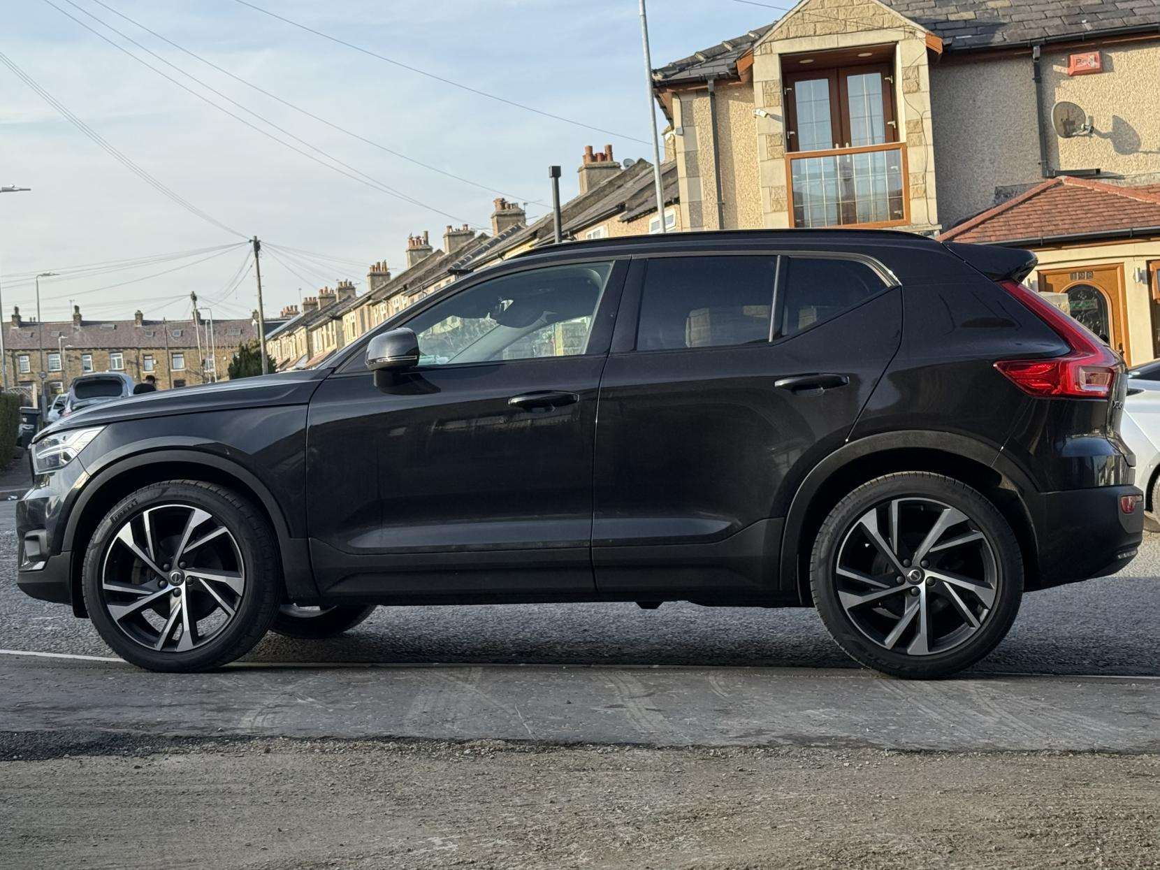 A 2020 VOLVO XC40 2.0 B4 MHEV R-Design Pro SUV 5dr Petrol Hybrid Auto Euro 6 (s/s) (197 ps) A 2020 VOLVO XC40 2.0 B4 MHEV R-Design Pro SUV 5dr Petrol Hybrid Auto Euro 6 (s/s) (197 ps)