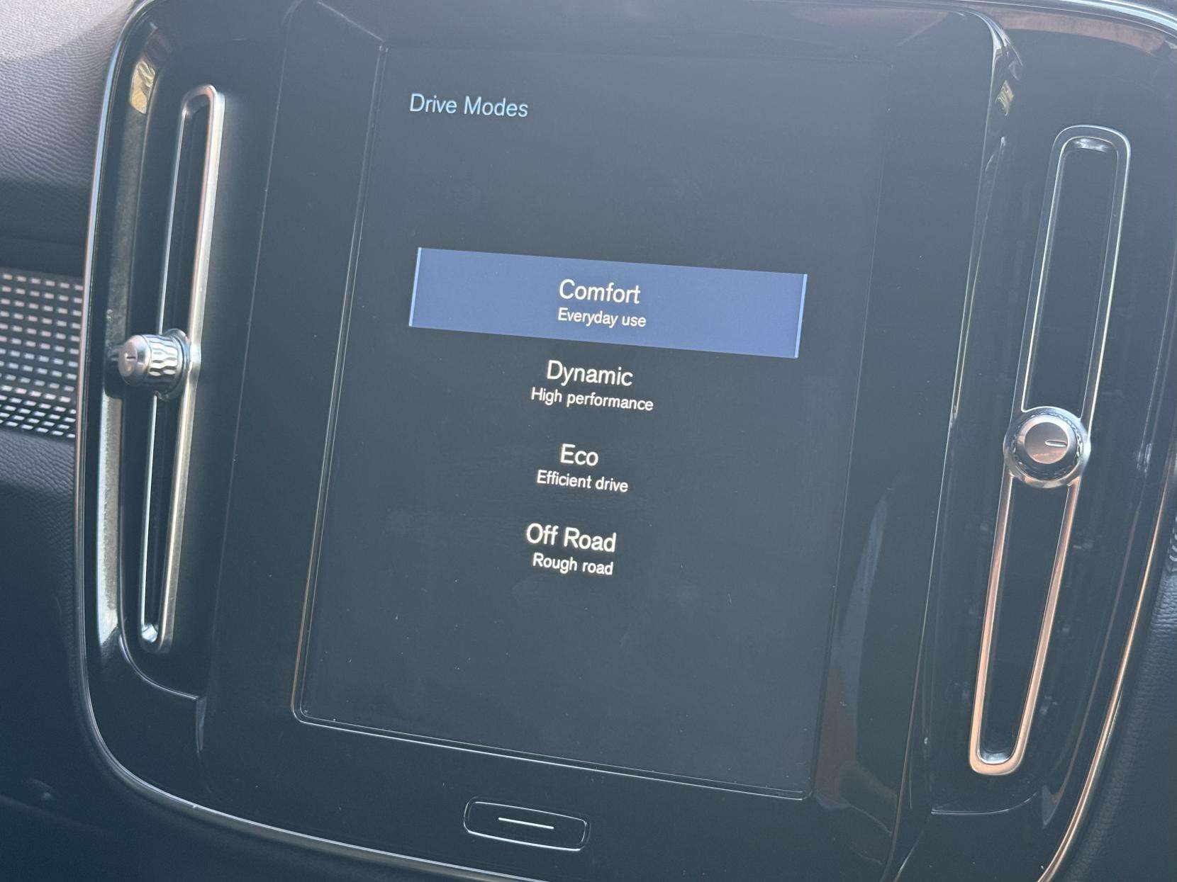 2020 VOLVO XC40 2020 VOLVO XC40