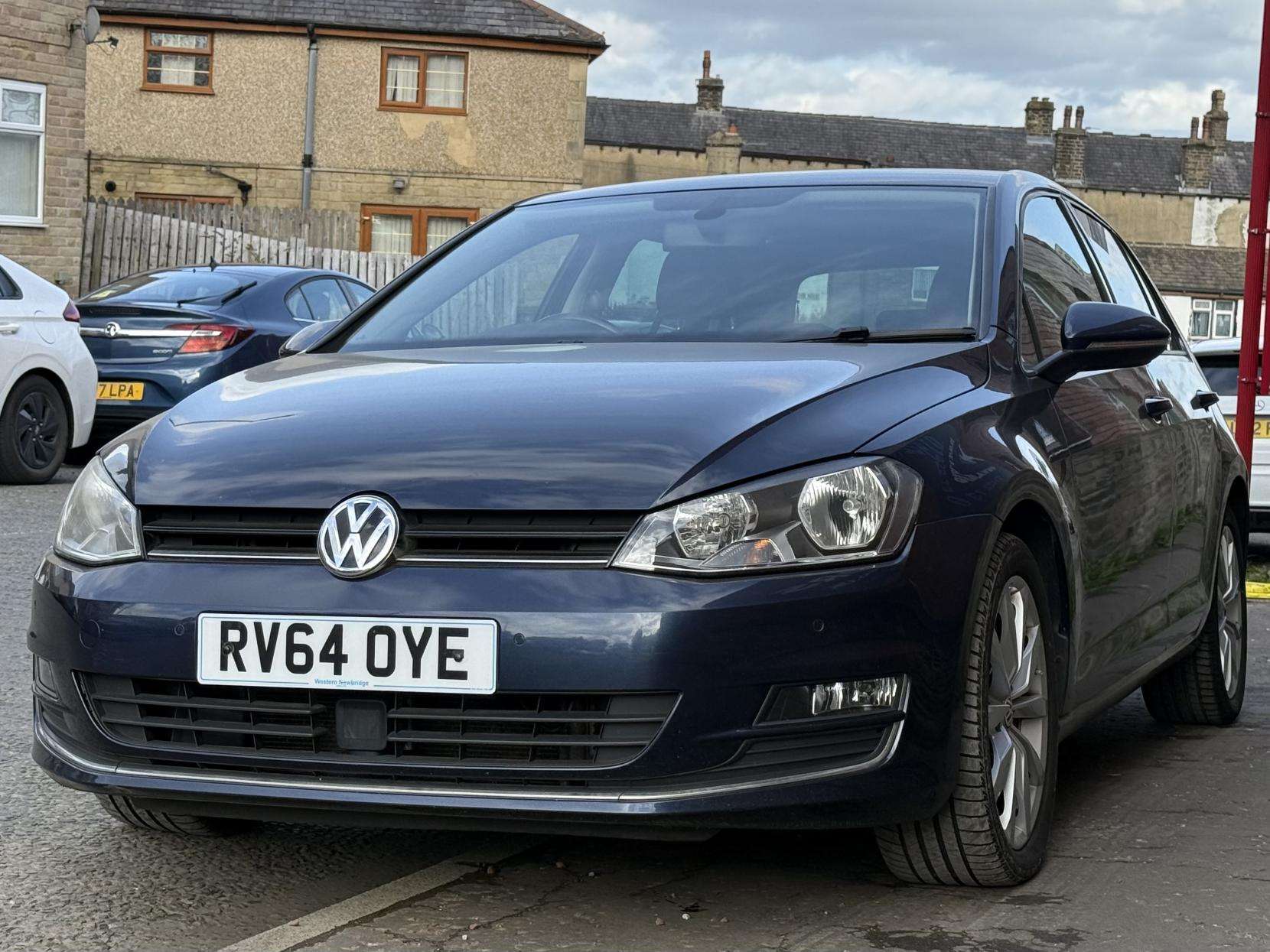 A 2014 VOLKSWAGEN GOLF 1.4 TSI BlueMotion Tech ACT GT Hatchback 5dr Petrol DSG Euro 6 (s/s) (150 ps) A 2014 VOLKSWAGEN GOLF 1.4 TSI BlueMotion Tech ACT GT Hatchback 5dr Petrol DSG Euro 6 (s/s) (150 ps)