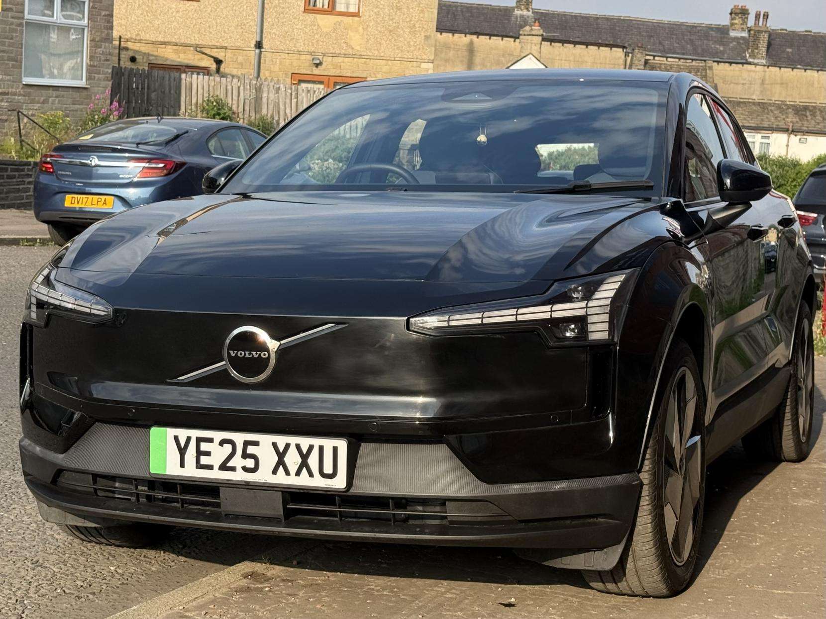 A 2025 VOLVO EX30 Twin Performance 69kWh Plus SUV 5dr Electric Auto AWD (428 ps) A 2025 VOLVO EX30 Twin Performance 69kWh Plus SUV 5dr Electric Auto AWD (428 ps)