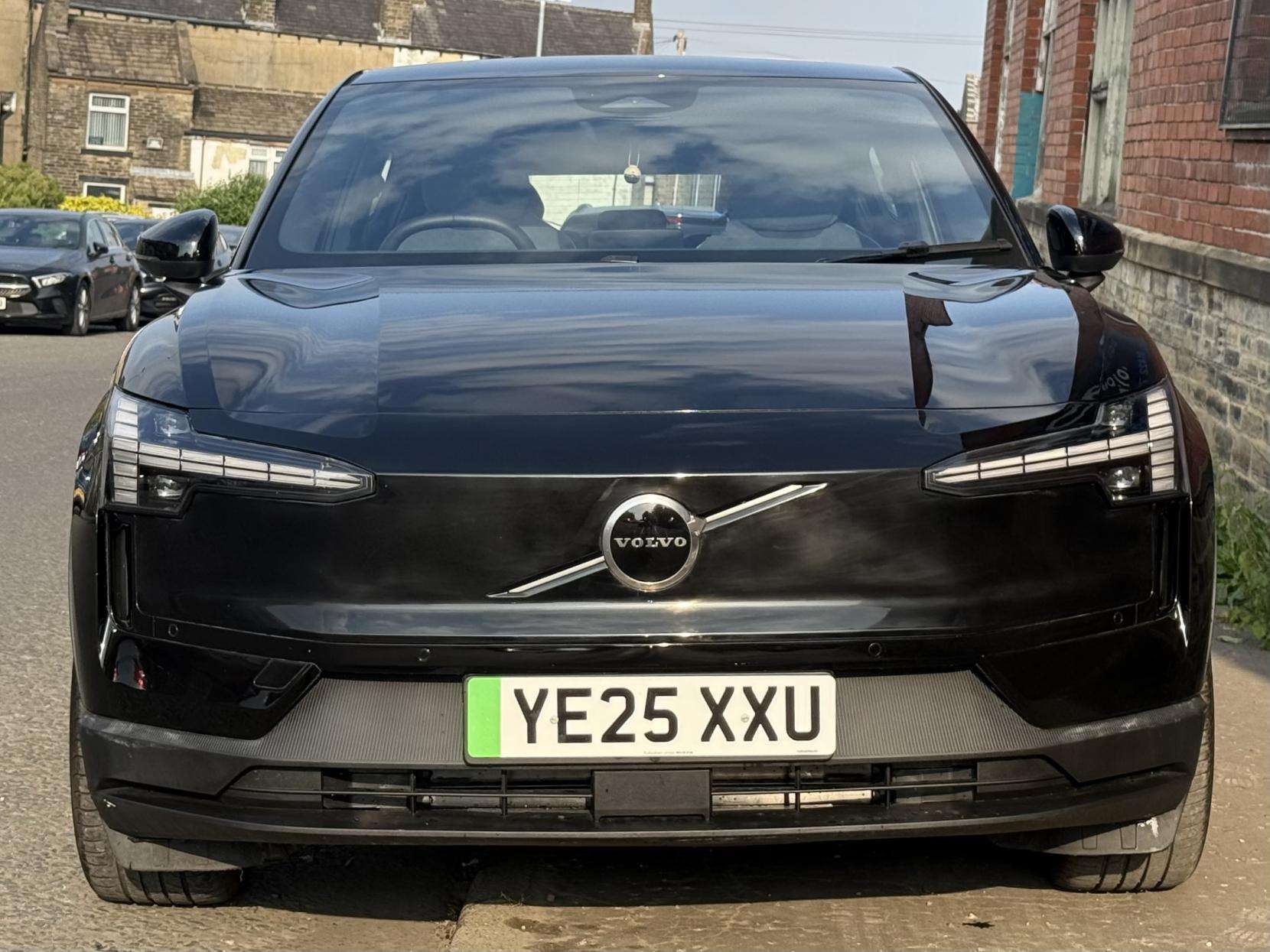 A 2025 VOLVO EX30 Twin Performance 69kWh Plus SUV 5dr Electric Auto AWD (428 ps) A 2025 VOLVO EX30 Twin Performance 69kWh Plus SUV 5dr Electric Auto AWD (428 ps)