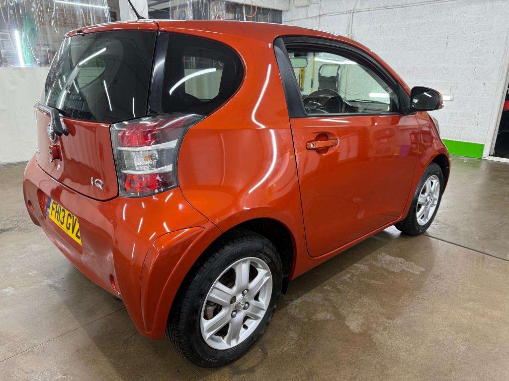 A 2013 TOYOTA IQ Vvt-i A 2013 TOYOTA IQ Vvt-i