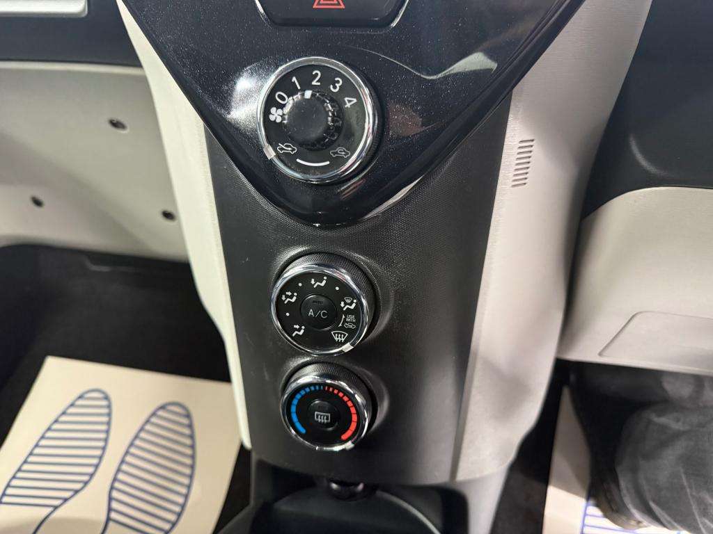 2013 TOYOTA IQ 2013 TOYOTA IQ