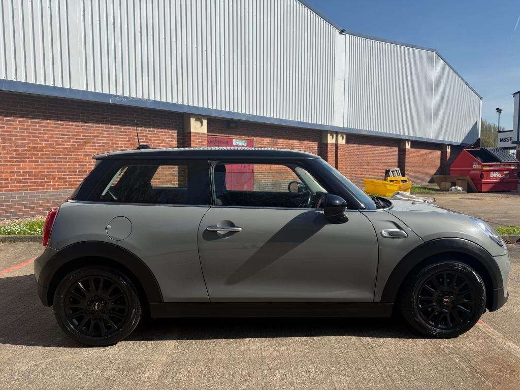 A 2014 MINI HATCH Cooper D A 2014 MINI HATCH Cooper D