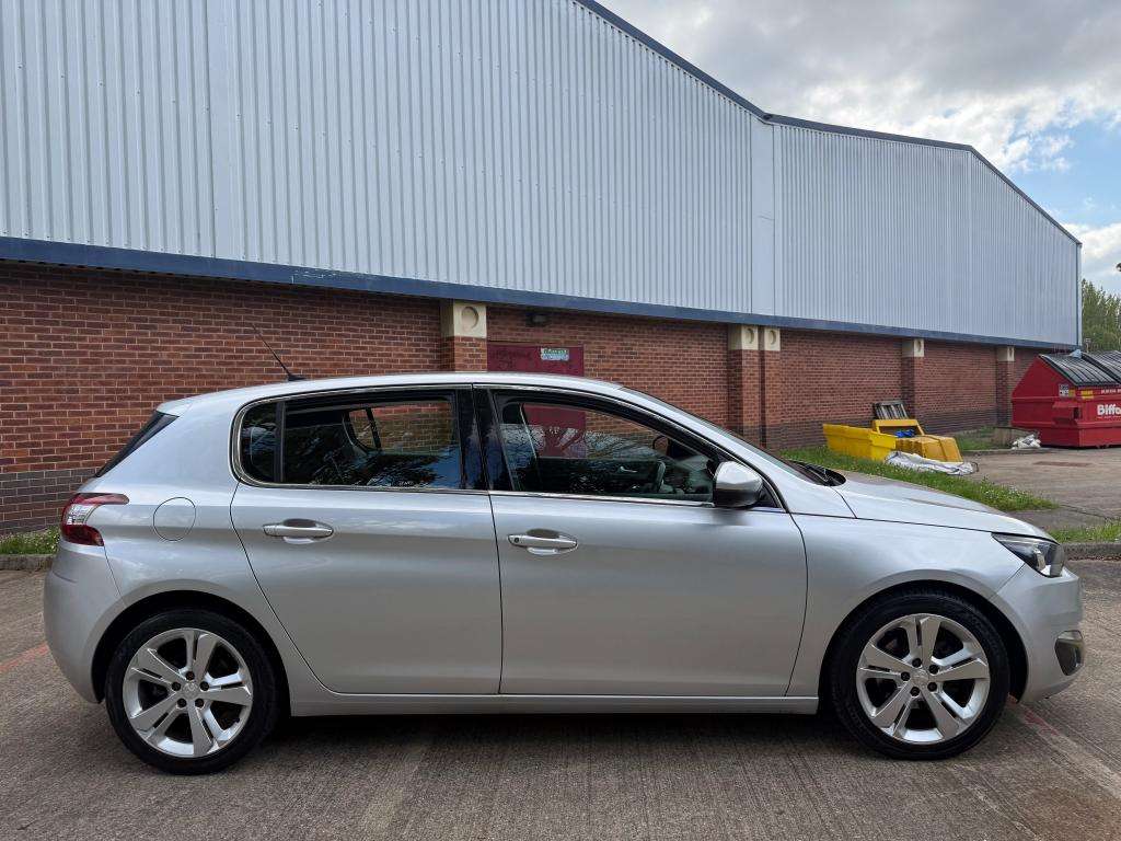 A 2014 PEUGEOT 308 Allure E-hdi A 2014 PEUGEOT 308 Allure E-hdi