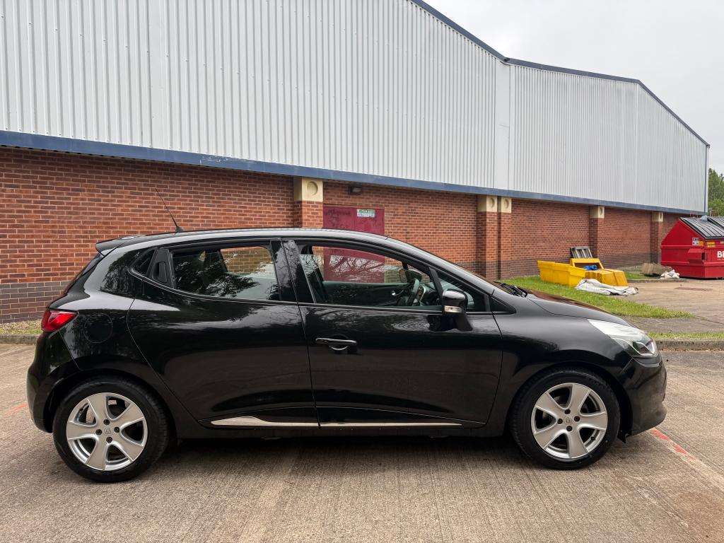 A 2015 RENAULT CLIO Dynamique Eco Nav Dci A 2015 RENAULT CLIO Dynamique Eco Nav Dci
