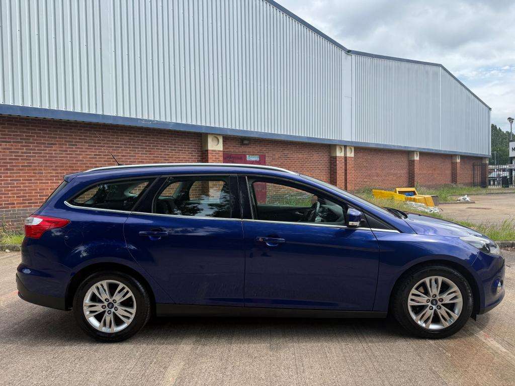 A 2014 FORD FOCUS Titanium Navigator Auto A 2014 FORD FOCUS Titanium Navigator Auto