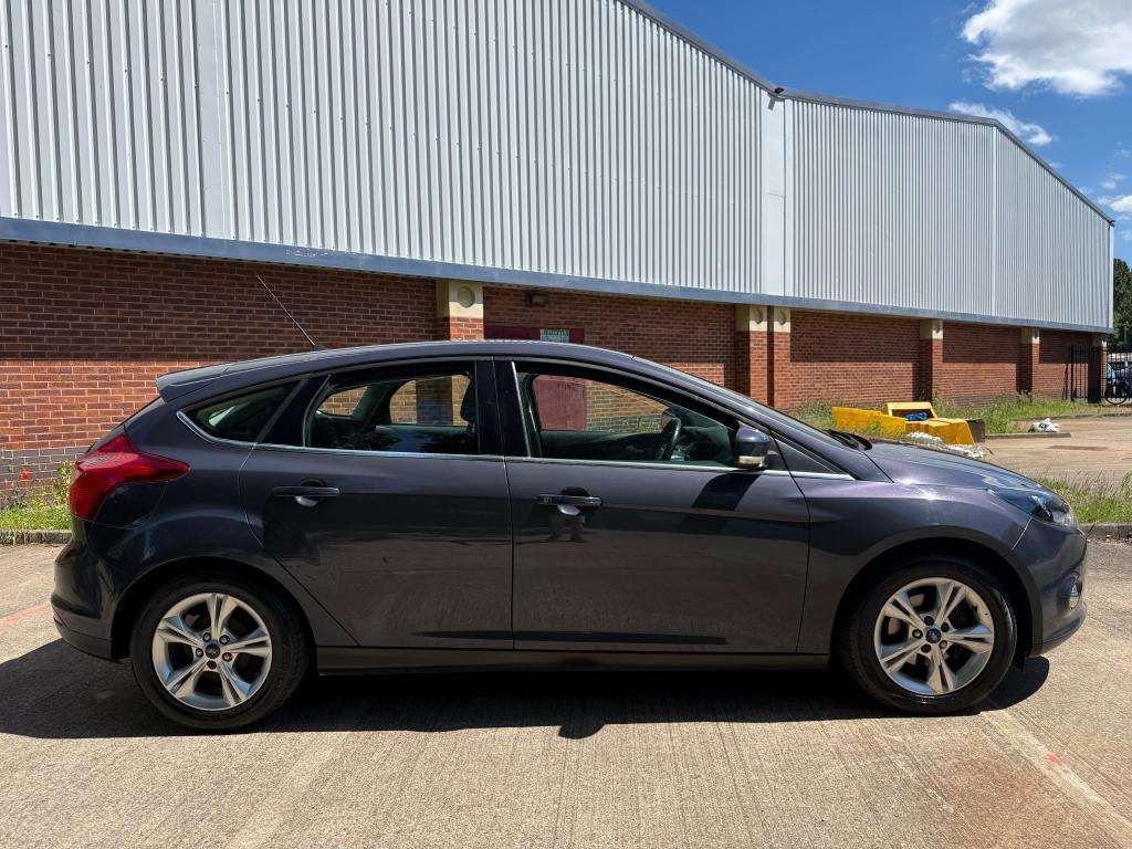 A 2012 FORD FOCUS Zetec 125 A 2012 FORD FOCUS Zetec 125