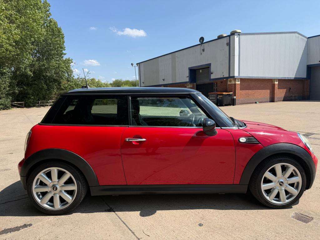 A 2009 MINI HATCH Cooper A 2009 MINI HATCH Cooper
