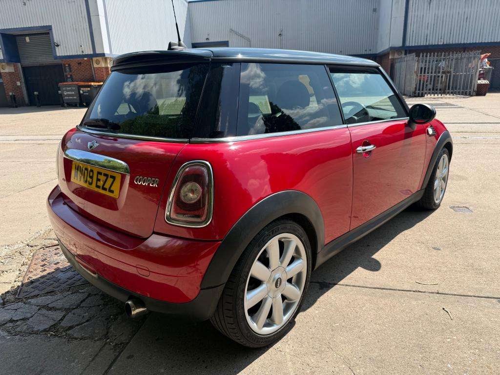 A 2009 MINI HATCH Cooper A 2009 MINI HATCH Cooper