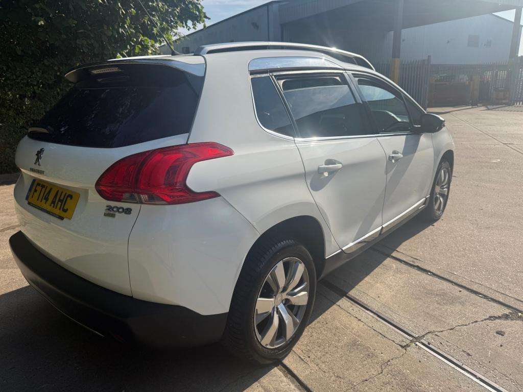 A 2014 PEUGEOT 2008 Allure E-hdi Semi-auto A 2014 PEUGEOT 2008 Allure E-hdi Semi-auto