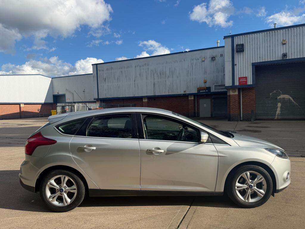 A 2012 FORD FOCUS Zetec 125 Auto A 2012 FORD FOCUS Zetec 125 Auto
