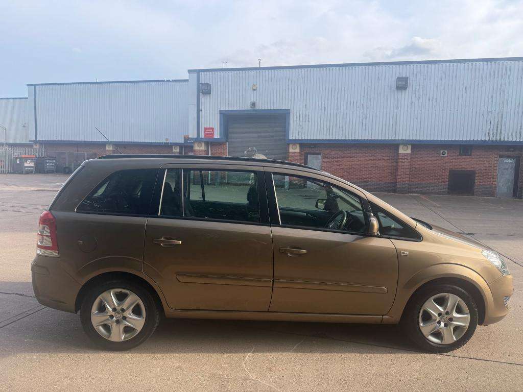 A 2014 VAUXHALL ZAFIRA Exclusive A 2014 VAUXHALL ZAFIRA Exclusive