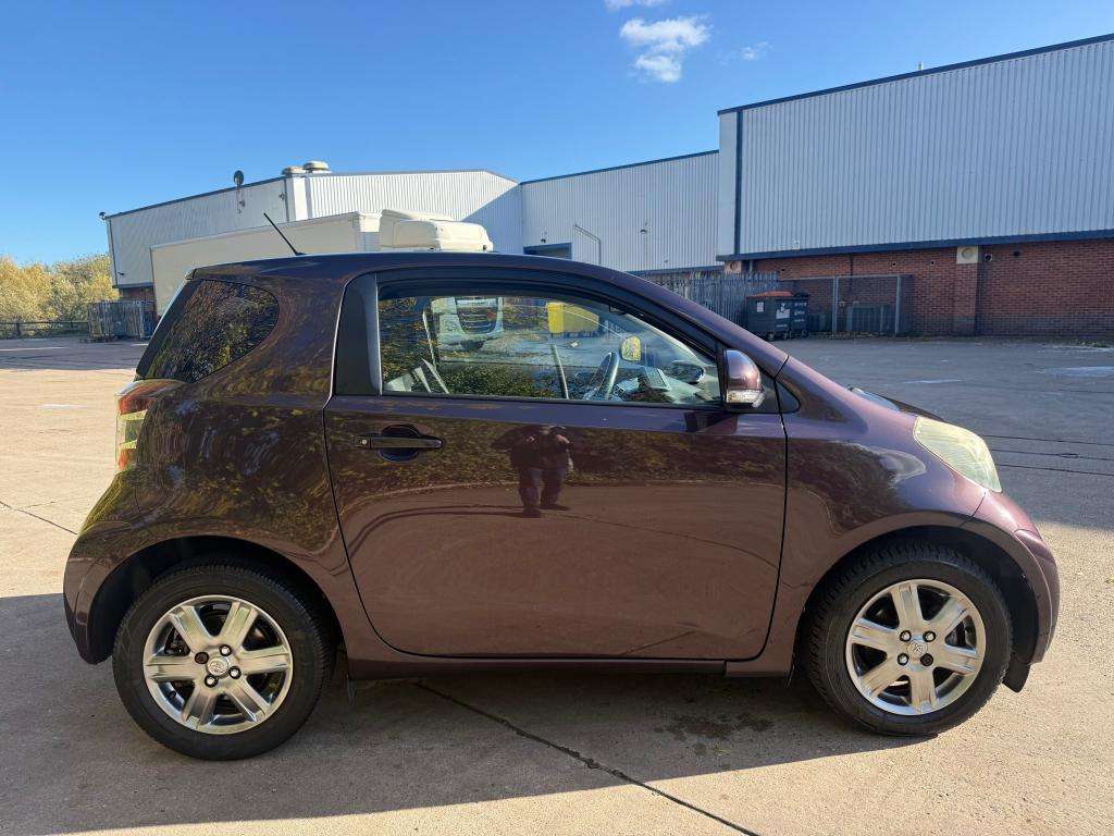 A 2009 TOYOTA IQ 2 Vvt-i A 2009 TOYOTA IQ 2 Vvt-i