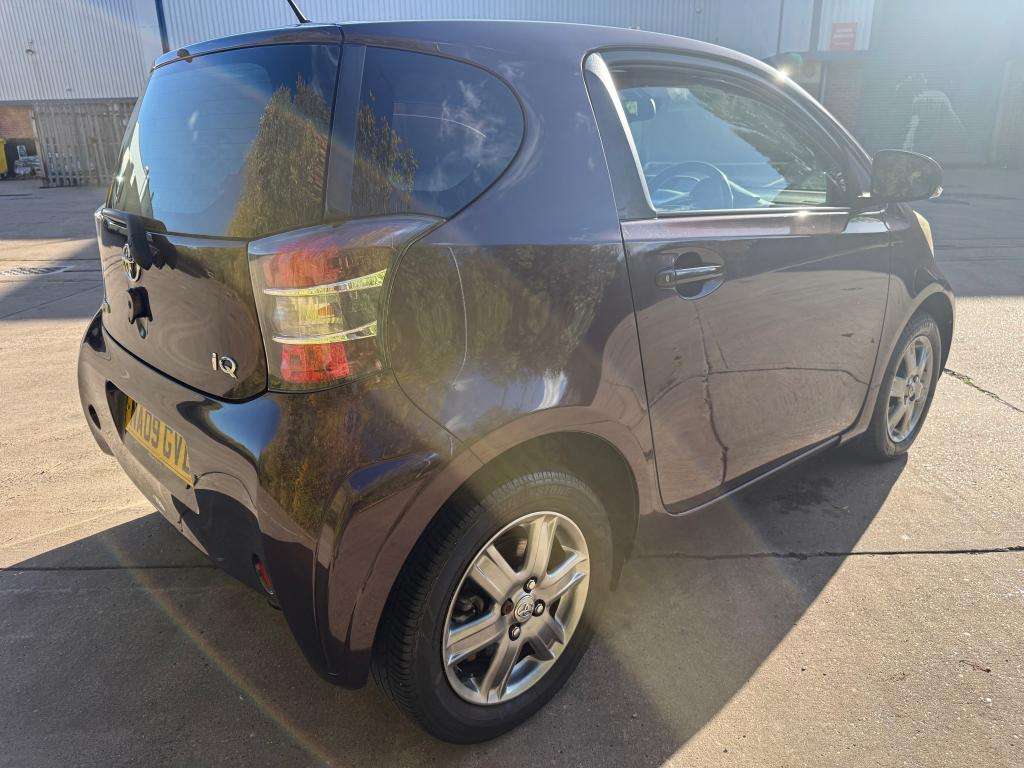 A 2009 TOYOTA IQ 2 Vvt-i A 2009 TOYOTA IQ 2 Vvt-i