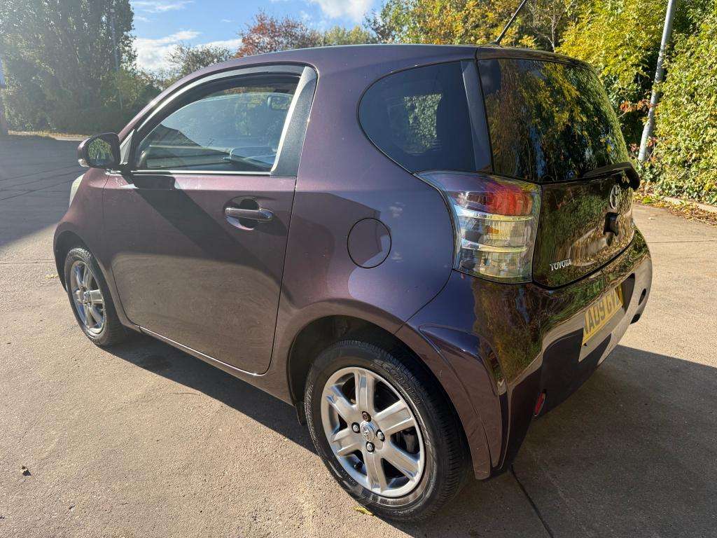 A 2009 TOYOTA IQ 2 Vvt-i A 2009 TOYOTA IQ 2 Vvt-i