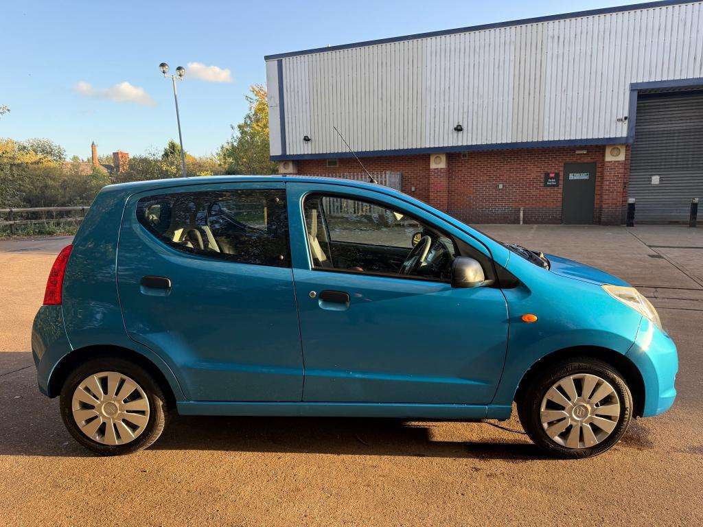 A 2013 SUZUKI ALTO Sz A 2013 SUZUKI ALTO Sz