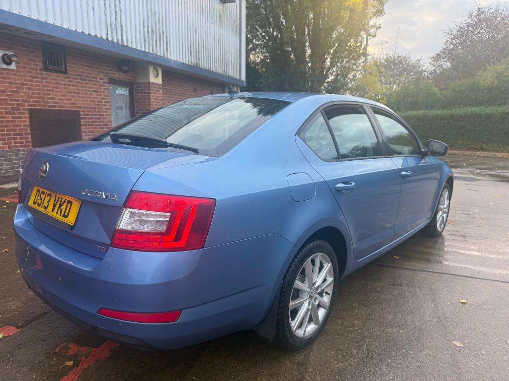A 2013 SKODA OCTAVIA Elegance Tdi Cr Semi-auto A 2013 SKODA OCTAVIA Elegance Tdi Cr Semi-auto