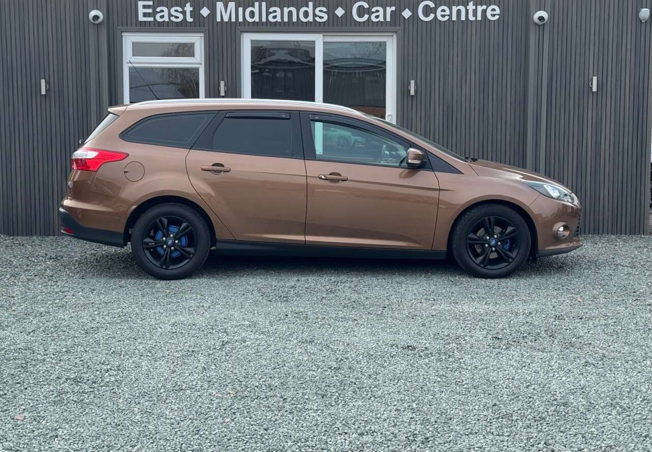 A 2014 FORD FOCUS 1.6 TDCi Zetec Estate 5dr Diesel Manual Euro 5 (s/s) (115 ps) A 2014 FORD FOCUS 1.6 TDCi Zetec Estate 5dr Diesel Manual Euro 5 (s/s) (115 ps)