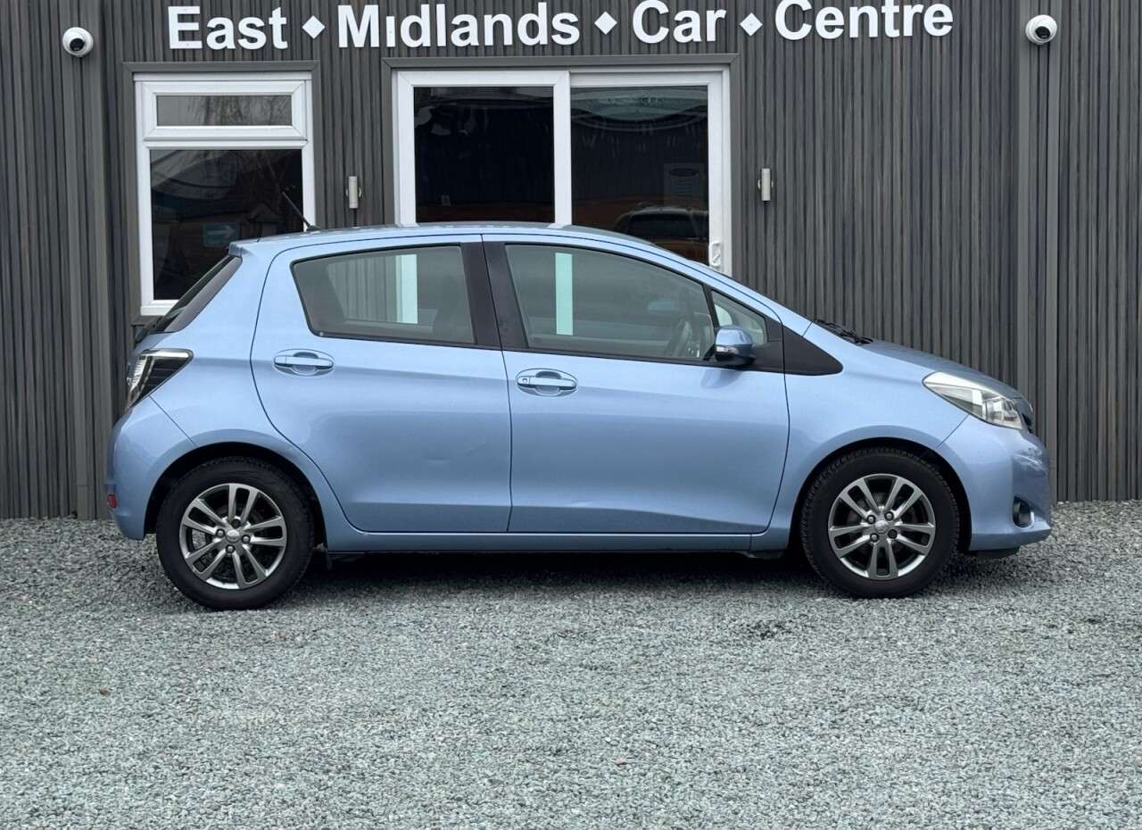 A 2014 TOYOTA YARIS 1.33 Dual VVT-i Icon Plus Hatchback 5dr Petrol Manual Euro 5 (99 ps) A 2014 TOYOTA YARIS 1.33 Dual VVT-i Icon Plus Hatchback 5dr Petrol Manual Euro 5 (99 ps)