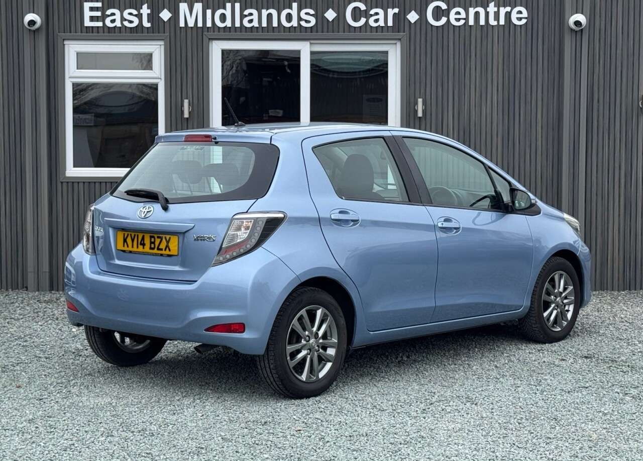 A 2014 TOYOTA YARIS 1.33 Dual VVT-i Icon Plus Hatchback 5dr Petrol Manual Euro 5 (99 ps) A 2014 TOYOTA YARIS 1.33 Dual VVT-i Icon Plus Hatchback 5dr Petrol Manual Euro 5 (99 ps)