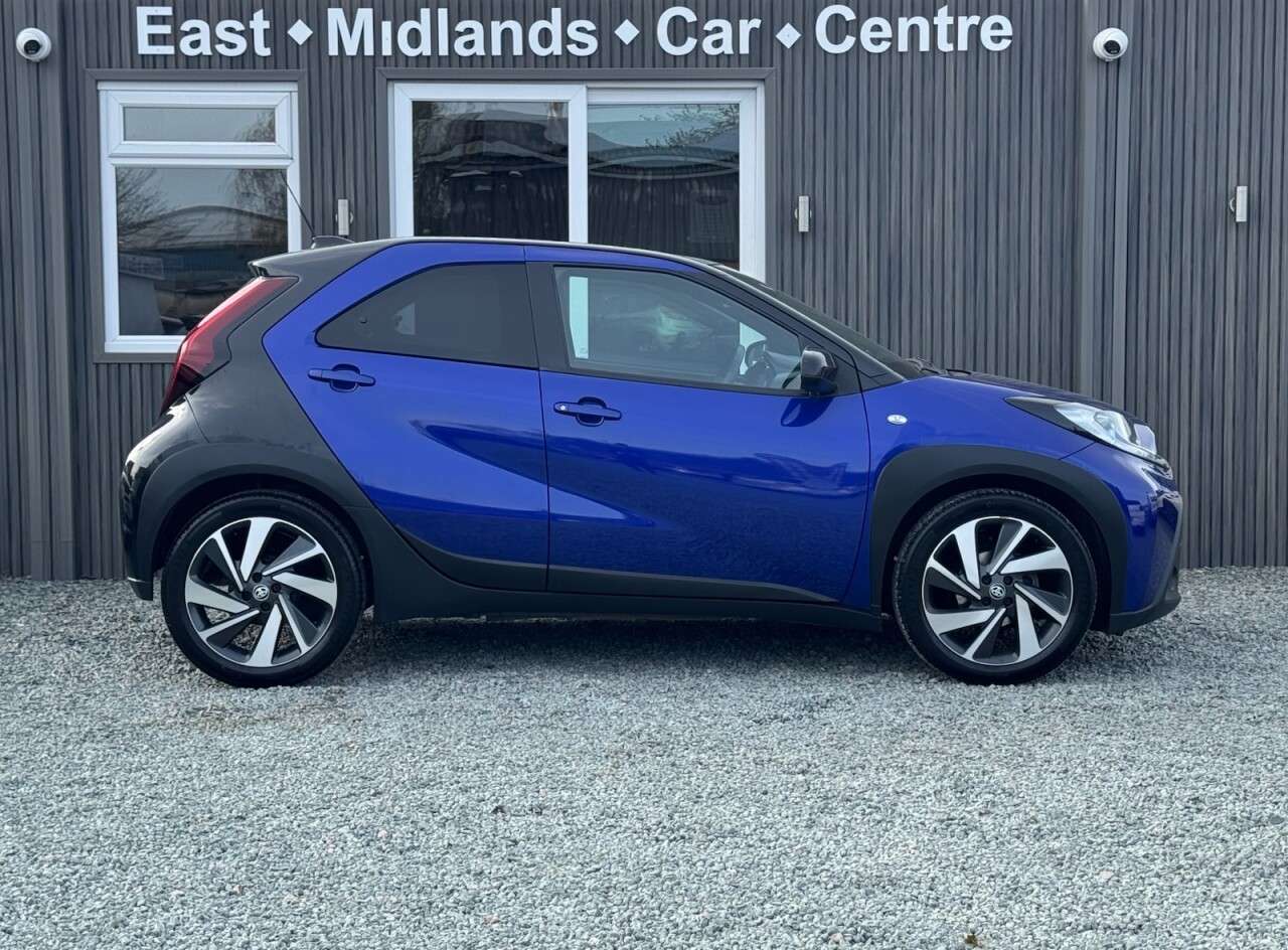 A 2023 TOYOTA AYGO X 1.0 VVT-i Edge Hatchback 5dr Petrol Manual Euro 6 (s/s) (72 ps) A 2023 TOYOTA AYGO X 1.0 VVT-i Edge Hatchback 5dr Petrol Manual Euro 6 (s/s) (72 ps)