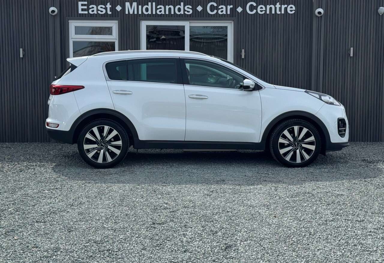 A 2016 KIA SPORTAGE 1.7 CRDi 3 SUV 5dr Diesel DCT Euro 6 (s/s) (139 bhp) A 2016 KIA SPORTAGE 1.7 CRDi 3 SUV 5dr Diesel DCT Euro 6 (s/s) (139 bhp)