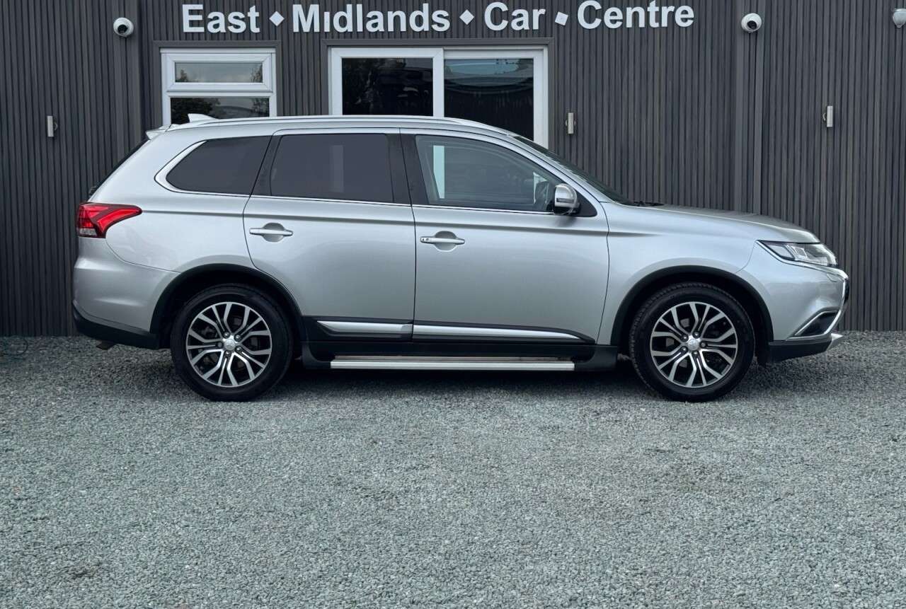 A 2018 MITSUBISHI OUTLANDER 2.2 DI-D 4 SUV 5dr Diesel Auto 4WD Euro 6 (147 ps) A 2018 MITSUBISHI OUTLANDER 2.2 DI-D 4 SUV 5dr Diesel Auto 4WD Euro 6 (147 ps)