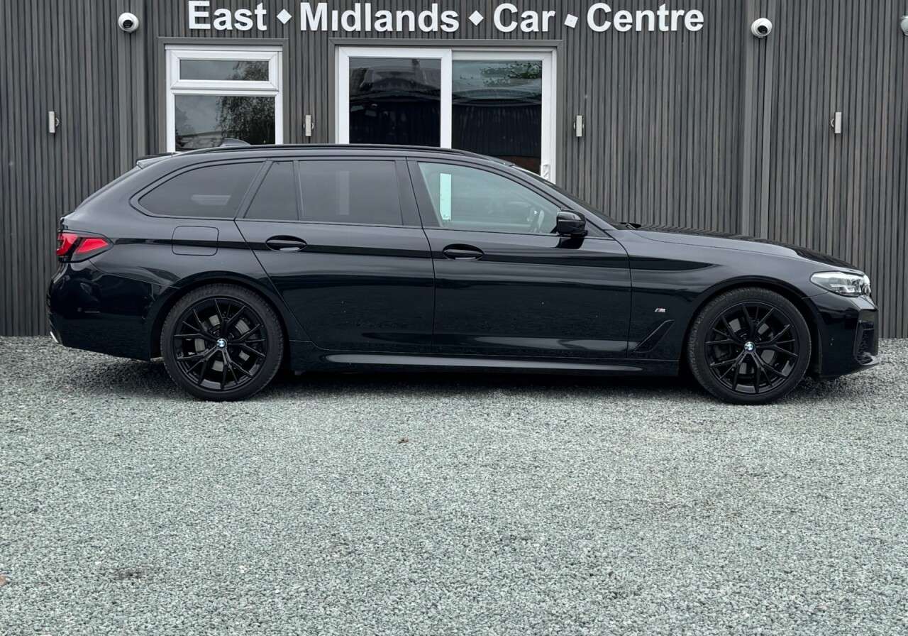 A 2022 BMW 5 SERIES 2.0 520d MHT M Sport Touring 5dr Diesel Hybrid Steptronic Euro 6 (s/s) (190 A 2022 BMW 5 SERIES 2.0 520d MHT M Sport Touring 5dr Diesel Hybrid Steptronic Euro 6 (s/s) (190
