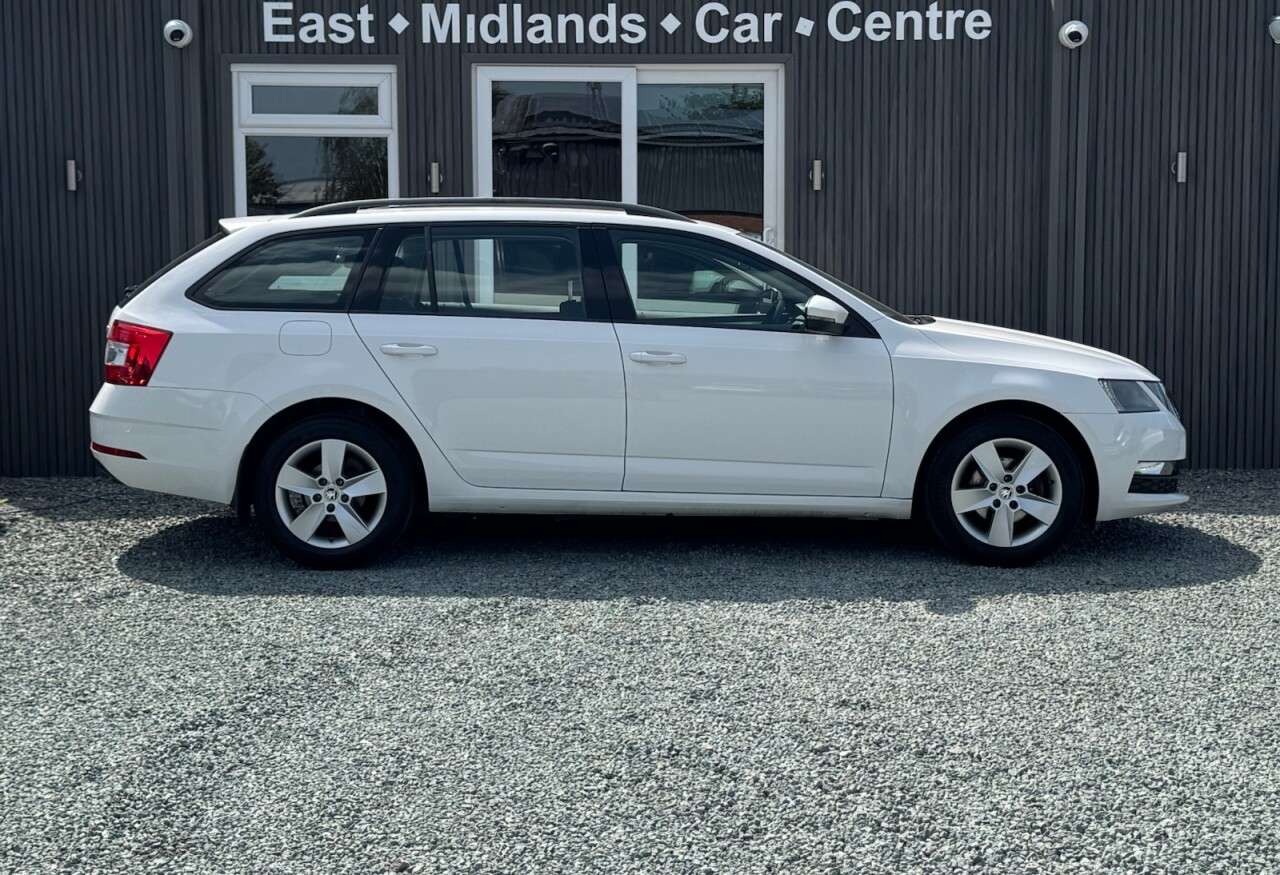 A 2017 SKODA OCTAVIA 1.6 TDI SE Estate 5dr Diesel Manual Euro 6 (s/s) (115 ps) A 2017 SKODA OCTAVIA 1.6 TDI SE Estate 5dr Diesel Manual Euro 6 (s/s) (115 ps)