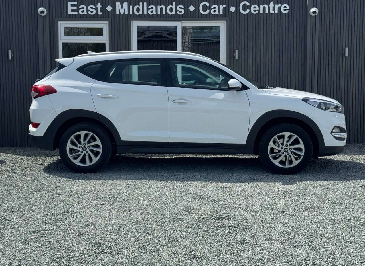 A 2017 HYUNDAI TUCSON 1.6 GDi Blue Drive SE Nav SUV 5dr Petrol Manual Euro 6 (s/s) (132 ps) A 2017 HYUNDAI TUCSON 1.6 GDi Blue Drive SE Nav SUV 5dr Petrol Manual Euro 6 (s/s) (132 ps)