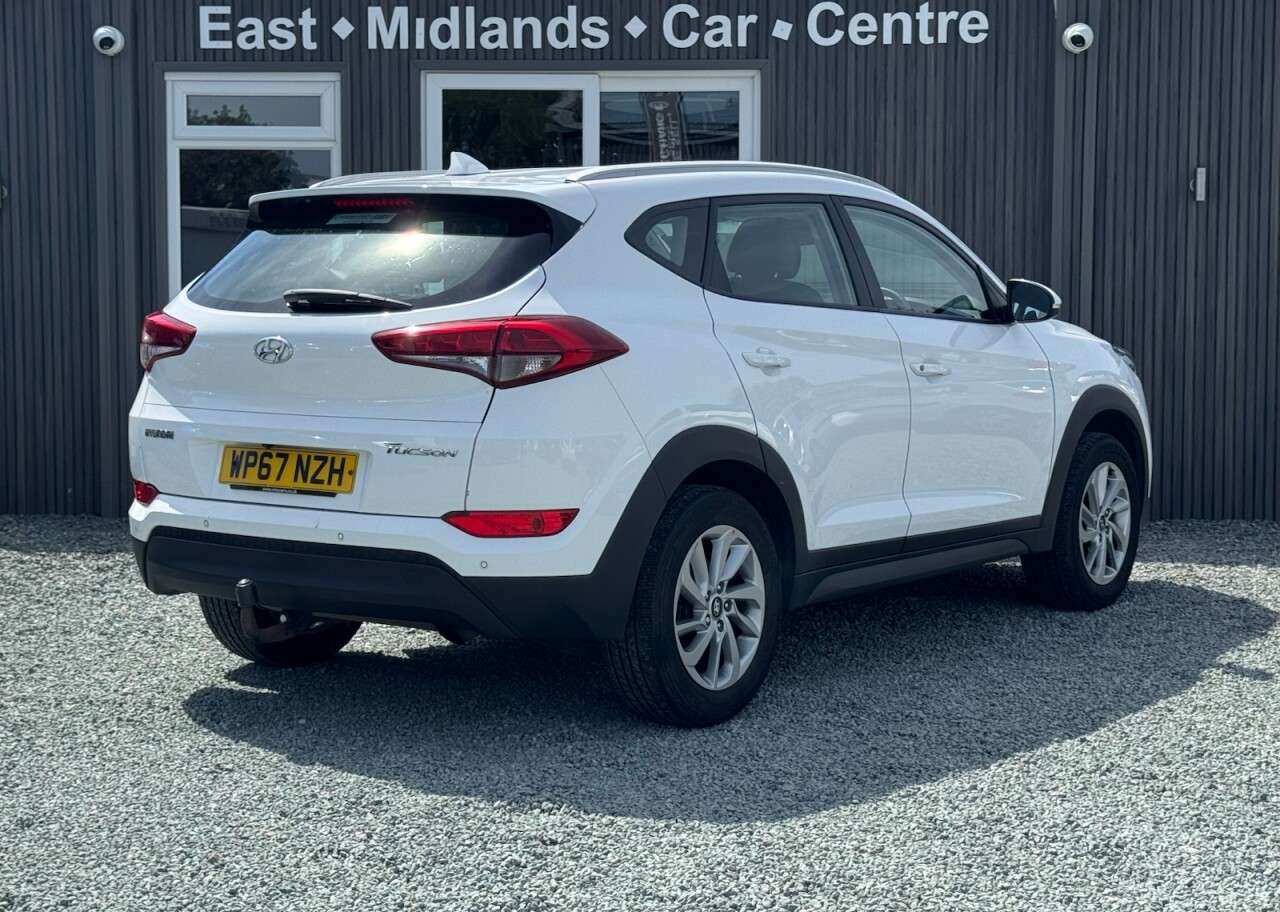 A 2017 HYUNDAI TUCSON 1.6 GDi Blue Drive SE Nav SUV 5dr Petrol Manual Euro 6 (s/s) (132 ps) A 2017 HYUNDAI TUCSON 1.6 GDi Blue Drive SE Nav SUV 5dr Petrol Manual Euro 6 (s/s) (132 ps)