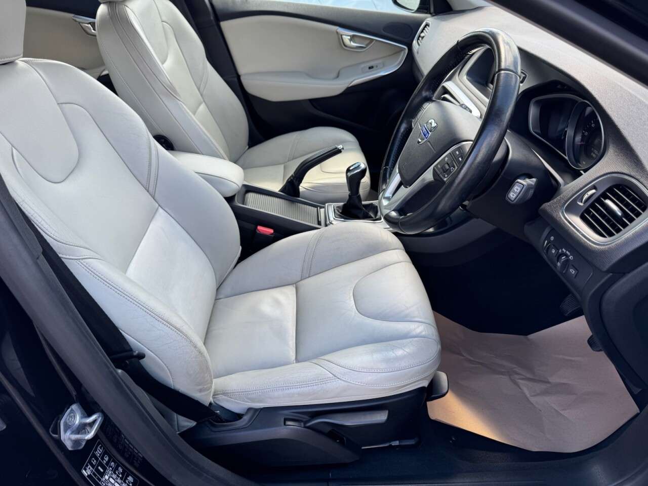 2014 VOLVO V40 2014 VOLVO V40