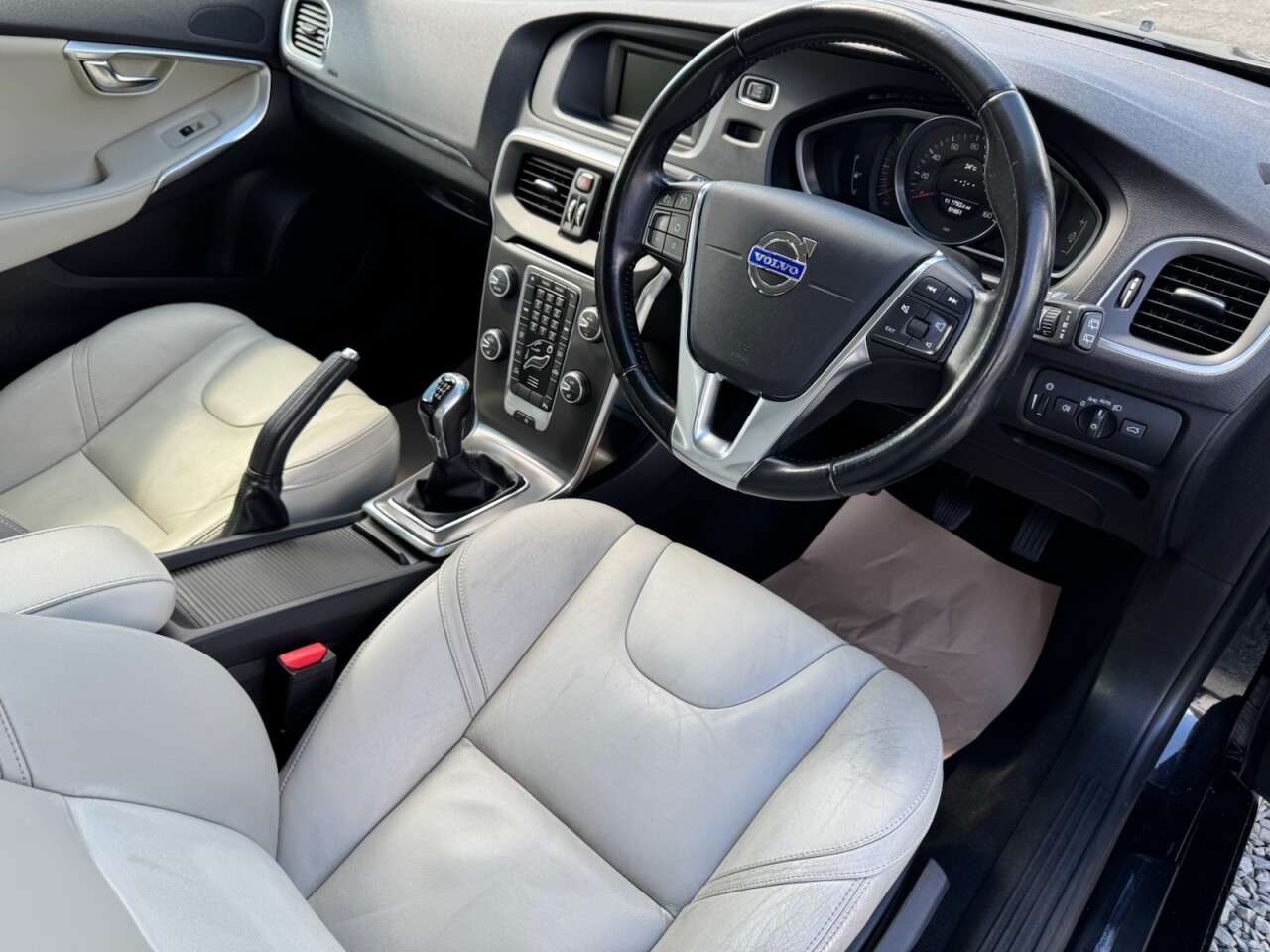 2014 VOLVO V40 2014 VOLVO V40