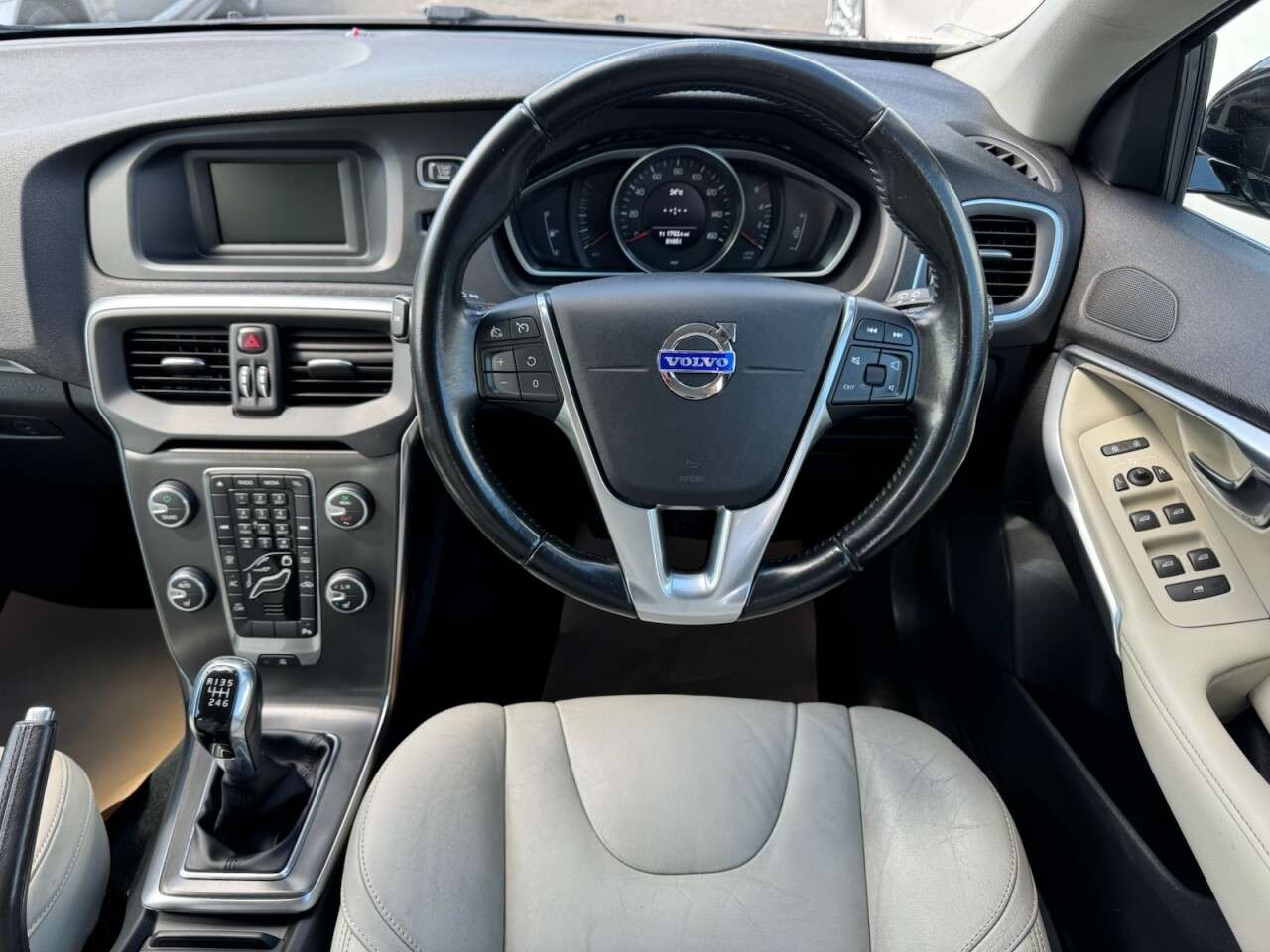 2014 VOLVO V40 2014 VOLVO V40