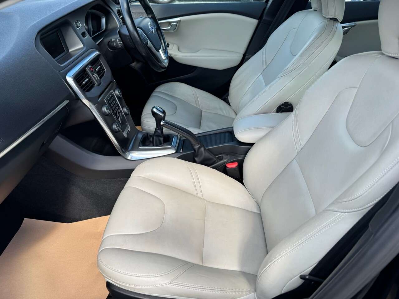 2014 VOLVO V40 2014 VOLVO V40