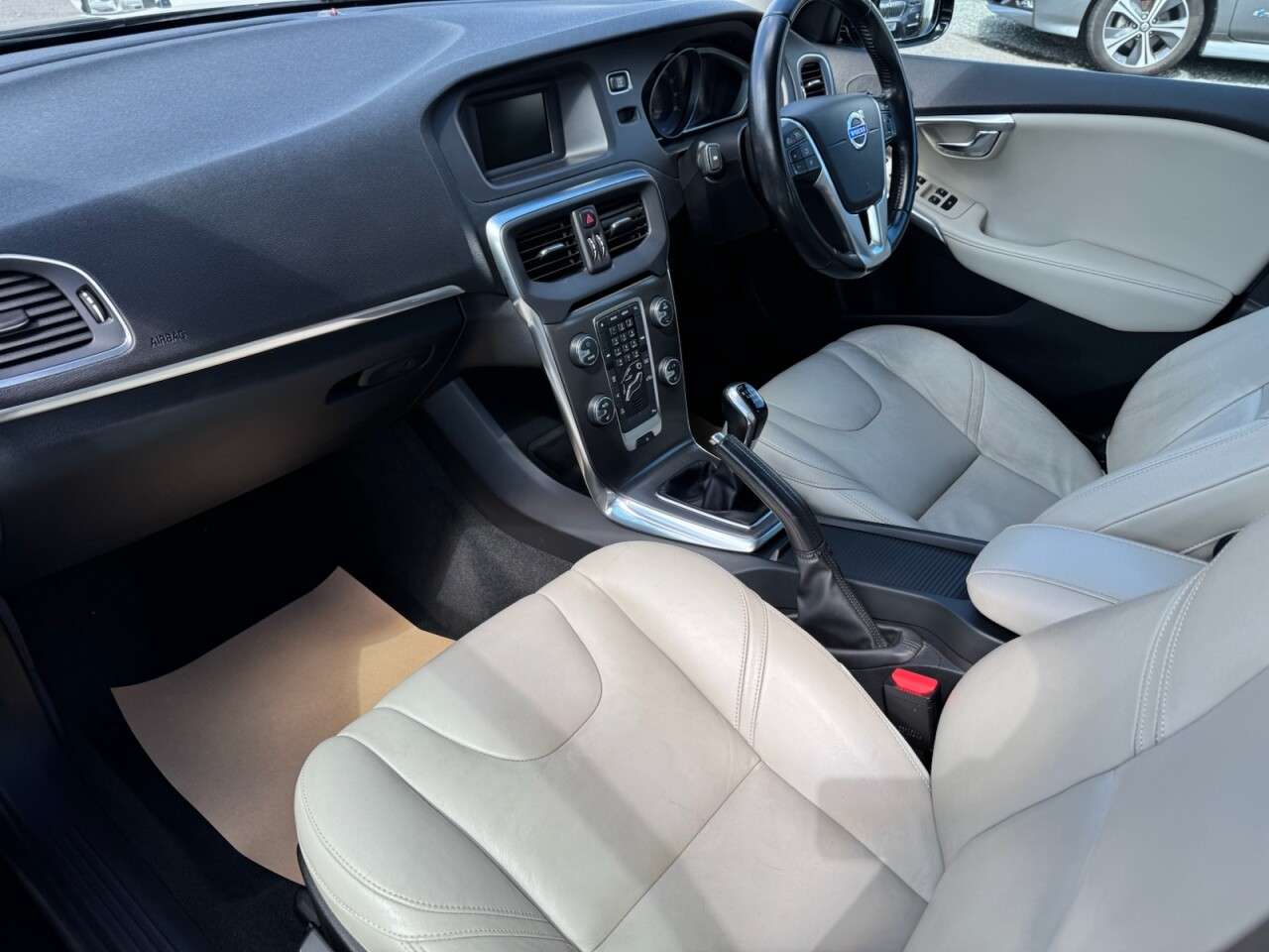 2014 VOLVO V40 2014 VOLVO V40