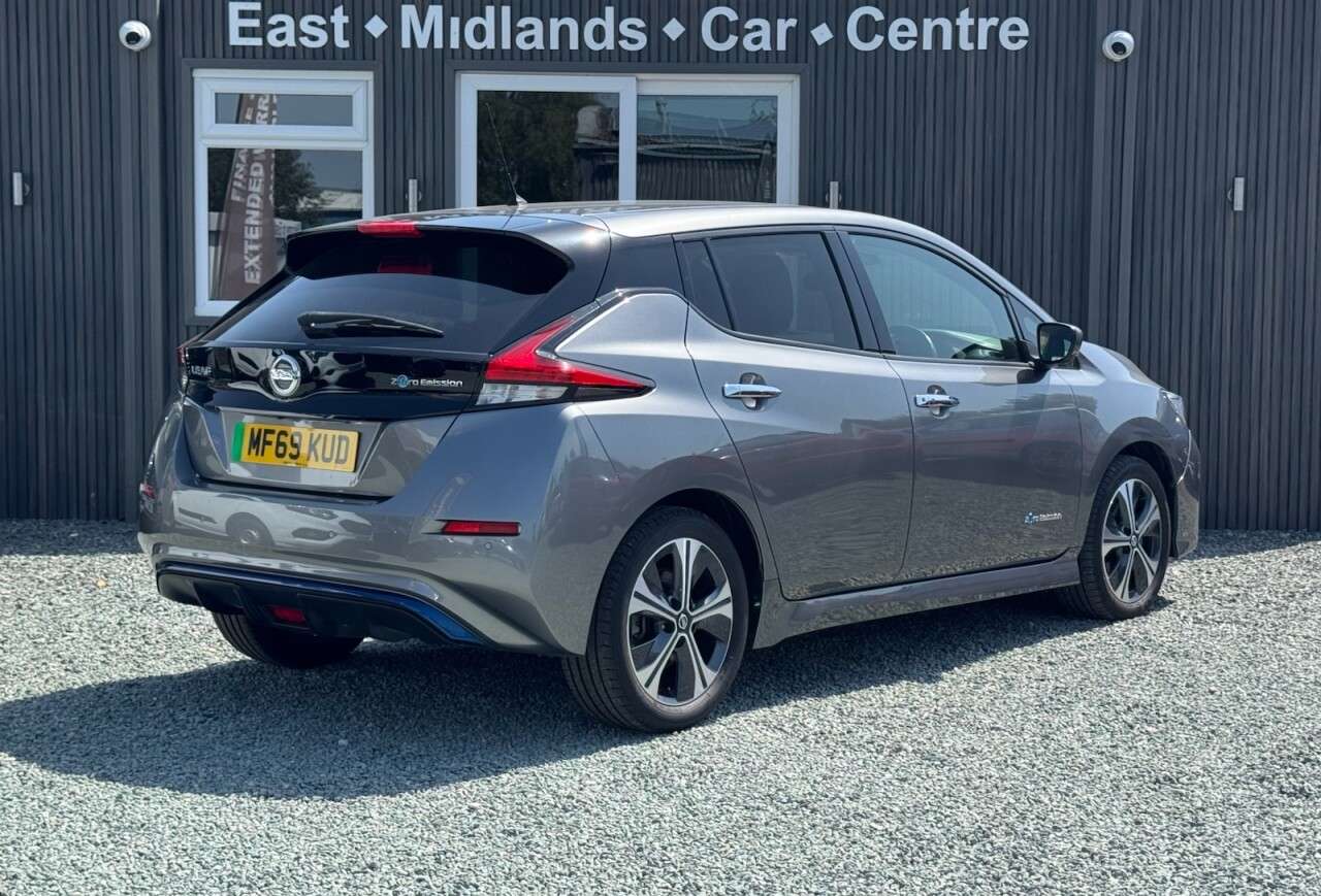 A 2019 NISSAN LEAF 40kWh Tekna Hatchback 5dr Electric Auto (150 ps) A 2019 NISSAN LEAF 40kWh Tekna Hatchback 5dr Electric Auto (150 ps)