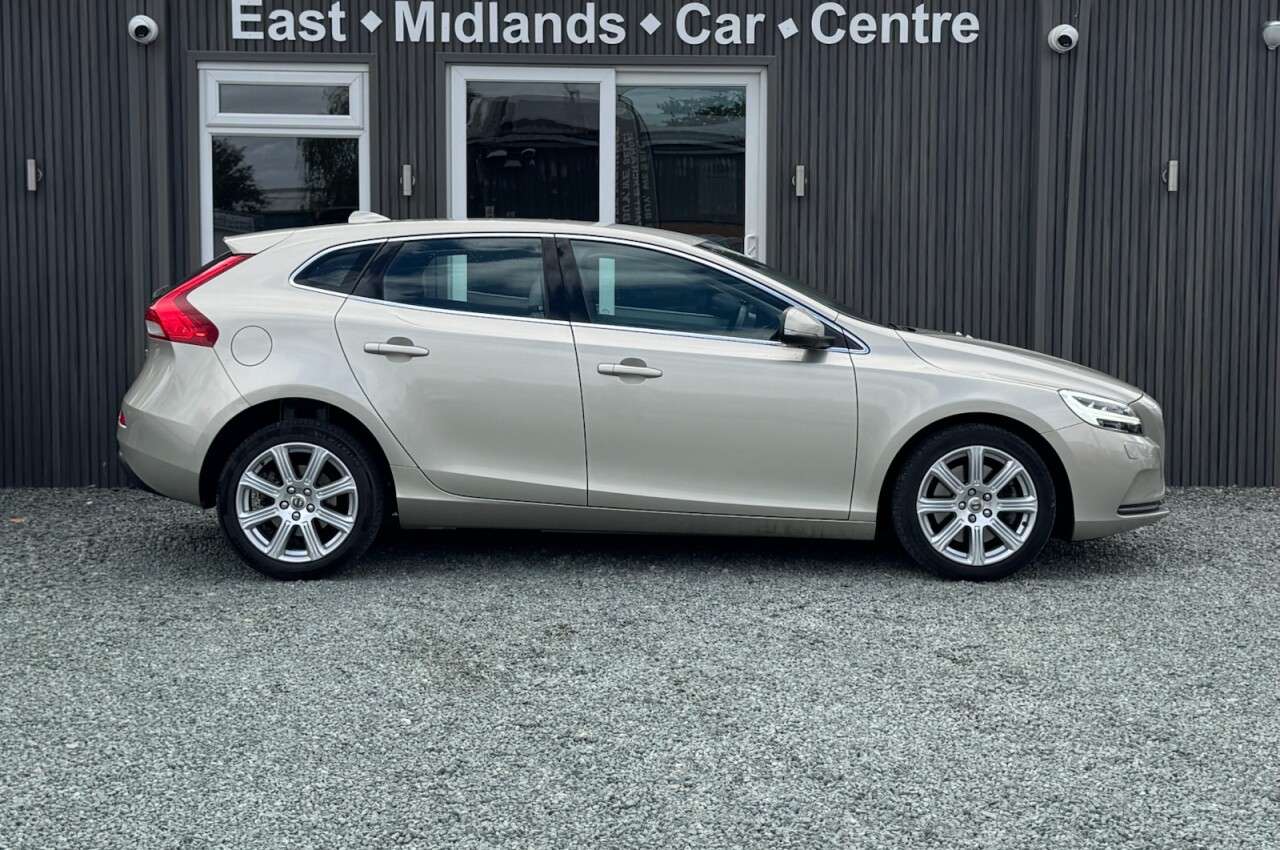 A 2017 VOLVO V40 2.0 D2 Inscription Hatchback 5dr Diesel Auto Euro 6 (s/s) (120 ps) A 2017 VOLVO V40 2.0 D2 Inscription Hatchback 5dr Diesel Auto Euro 6 (s/s) (120 ps)
