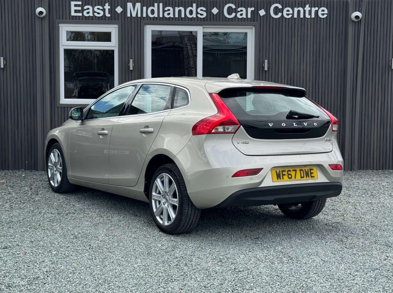 2017 VOLVO V40 2017 VOLVO V40