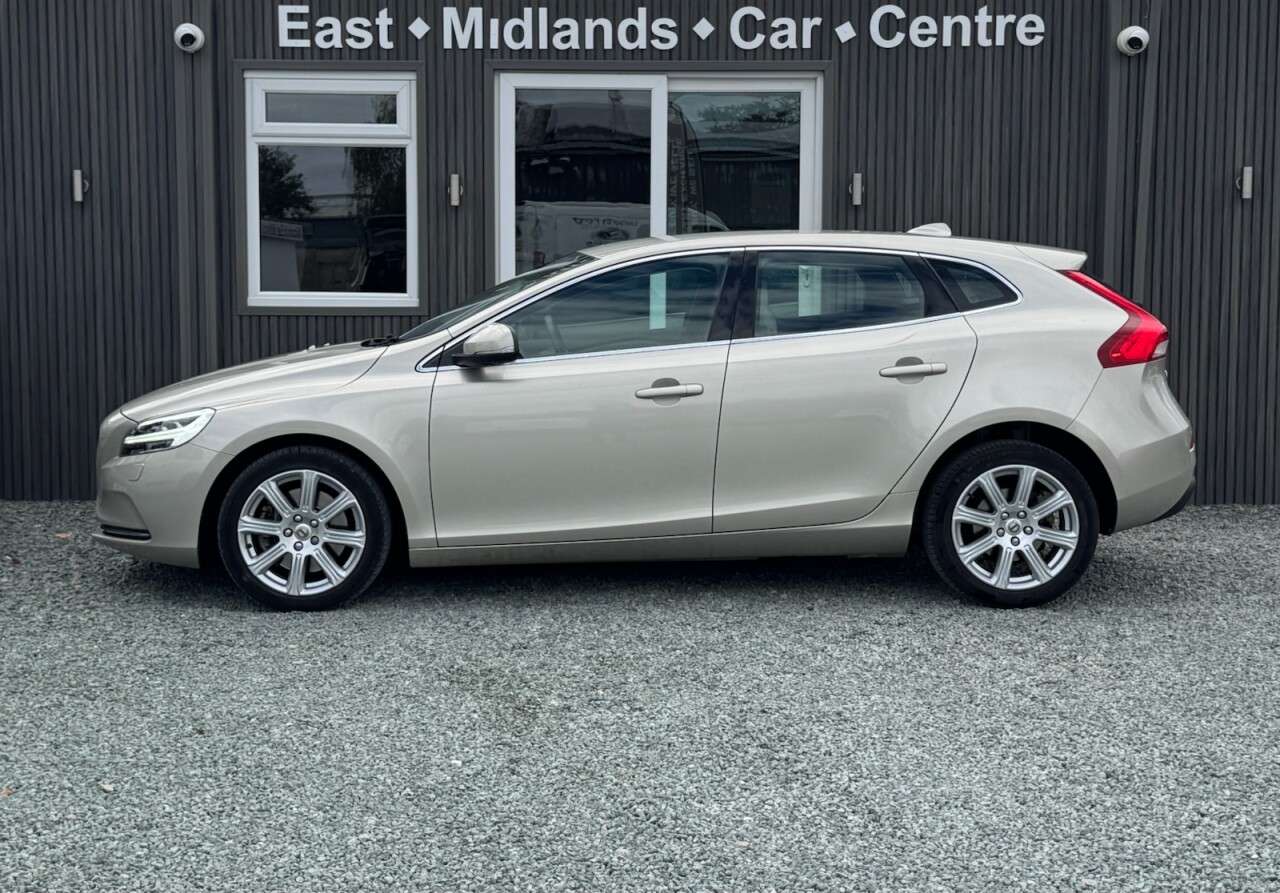 2017 VOLVO V40 2017 VOLVO V40