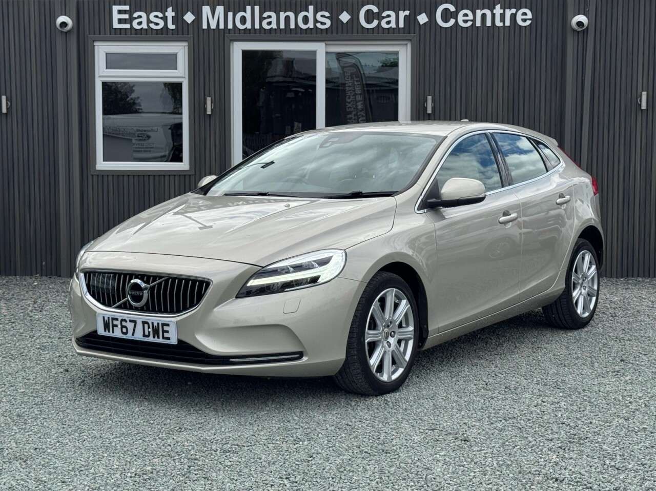 2017 VOLVO V40 2017 VOLVO V40